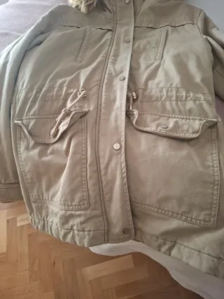 Parka Pimkie beige con capucha y pelo