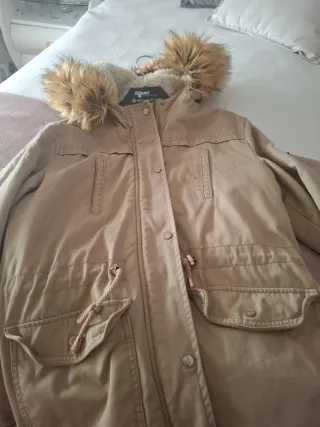 Parka Pimkie beige con capucha y pelo