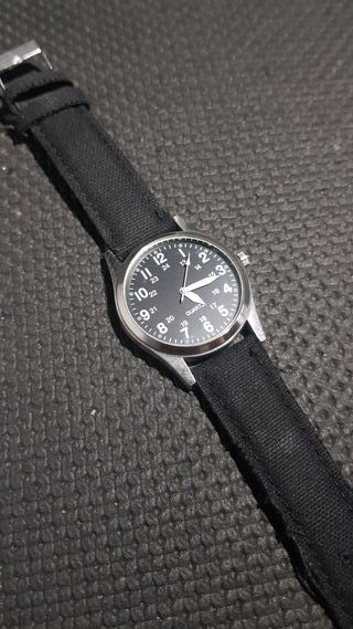 Reloj promocional de estilo militar.