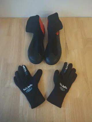 Escarpines y guantes de surf