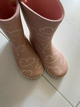 Botas de agua niña rosas con nubes talla 29