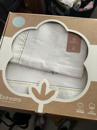 Cuna de madera con accesorios