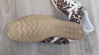 Tenis nuevos con estampado de leopardo