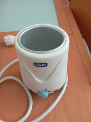 Práctico calienta biberones Chicco. Tamaño ideal.