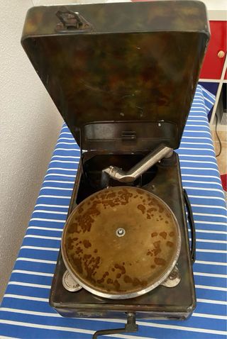 Tocadiscos de campaña antiguo