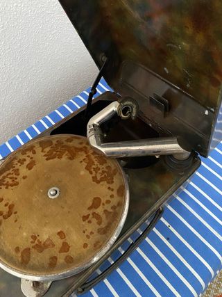 Tocadiscos de campaña antiguo