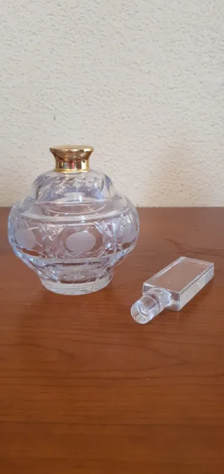 Conjunto Tocador Cristal y Metal Dorado