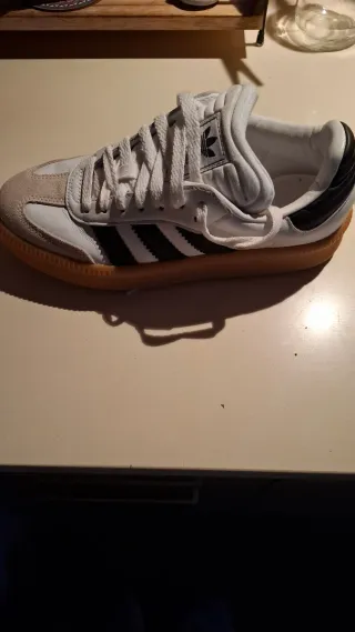 Adidas gazzele Bambas Blancas y Beige