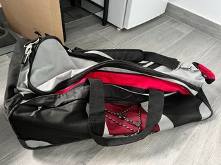 Maleta de viaje gris negra y roja