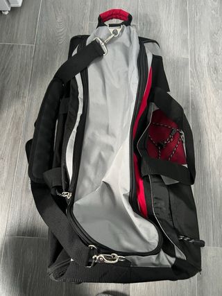 Maleta de viaje gris negra y roja