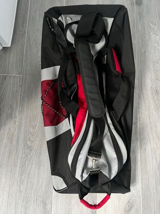 Maleta de viaje gris negra y roja