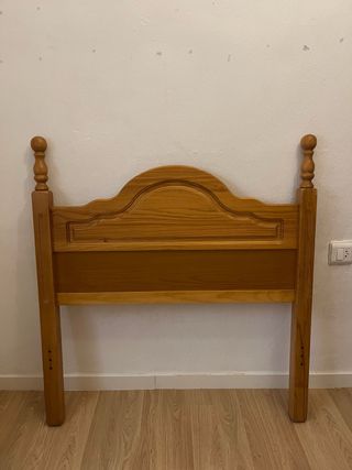 Cabecero de madera marrón