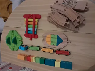 Tren de madera con vagones y bloques