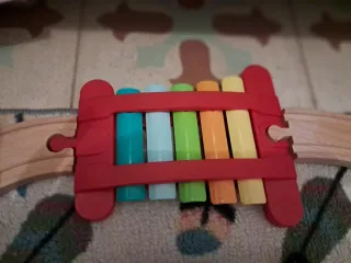 Tren de madera con vagones y bloques