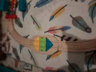 Tren de madera con vagones y bloques