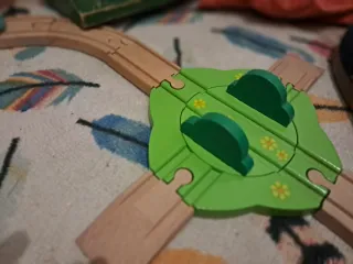 Tren de madera con vagones y bloques