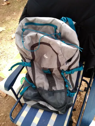 Mochila Quechua gris y turquesa