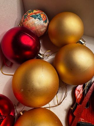 Adornos Navideños Bolas Doradas y Rojas