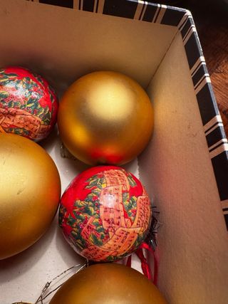 Adornos Navideños Bolas Doradas y Rojas