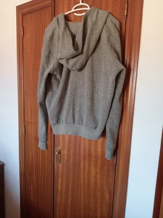 Sudadera gris con cremallera