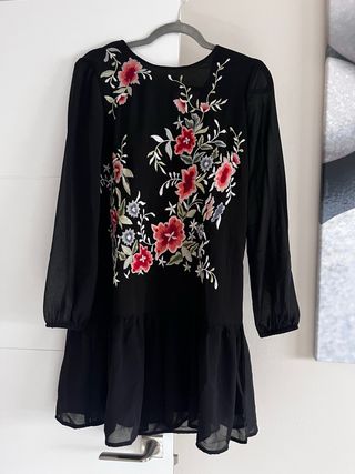 Vestido negro  con bordado floral