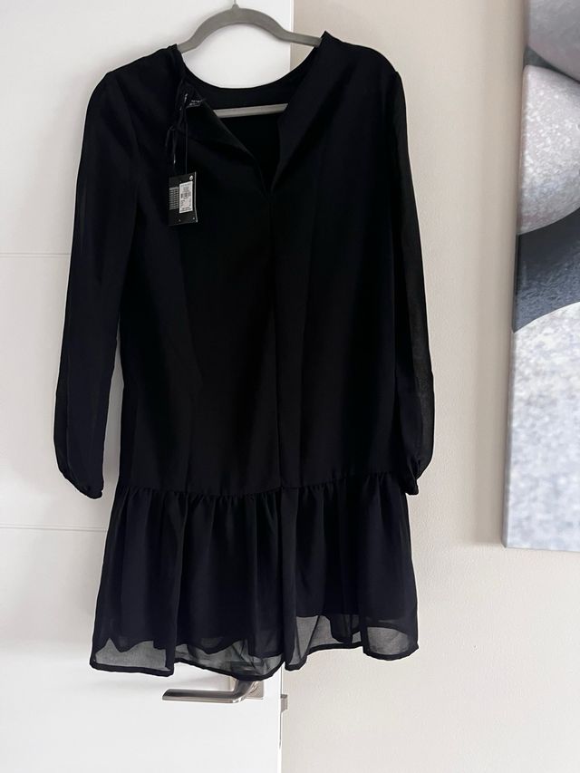 Vestido negro  con bordado floral