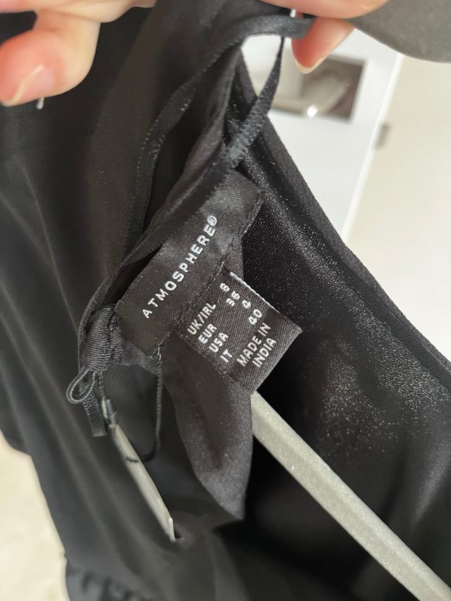 Vestido negro  con bordado floral