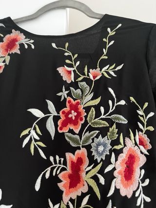 Vestido negro  con bordado floral