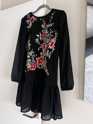 Vestido negro  con bordado floral