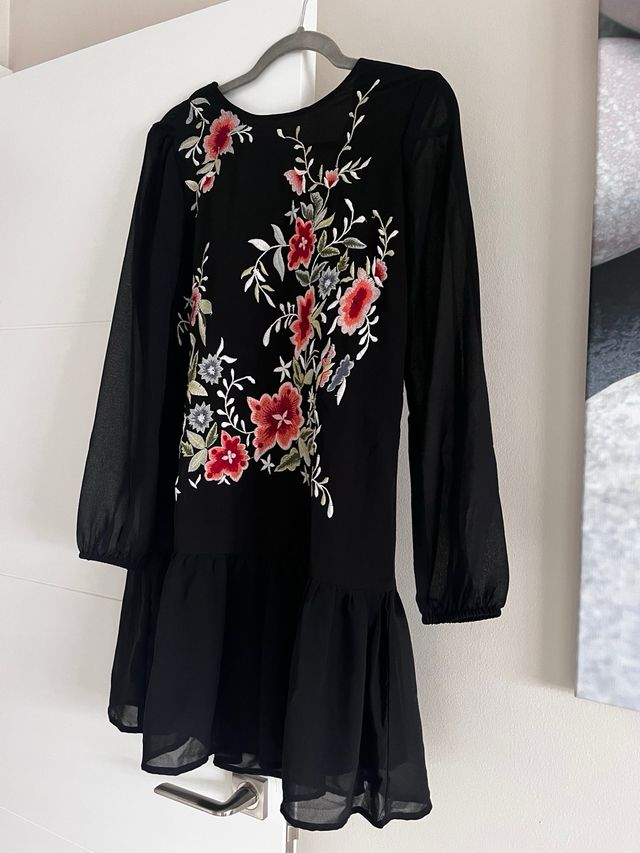 Vestido negro  con bordado floral