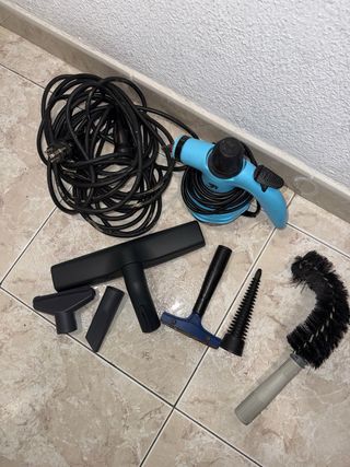 Vaporeta de mano azul con accesorios