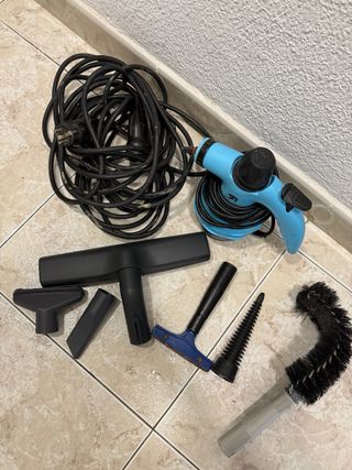 Vaporeta de mano azul con accesorios