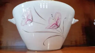 Sopera de porcelana con asas y borde dorado