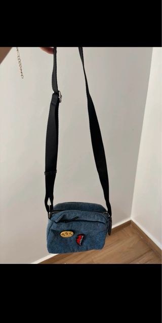 Bolso bandolera azul con parches