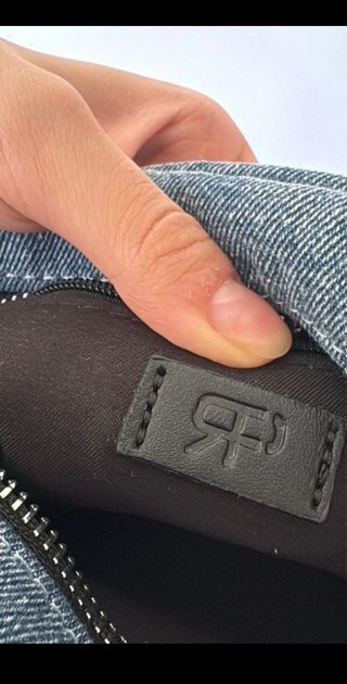 Bolso bandolera azul con parches