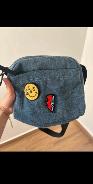 Bolso bandolera azul con parches