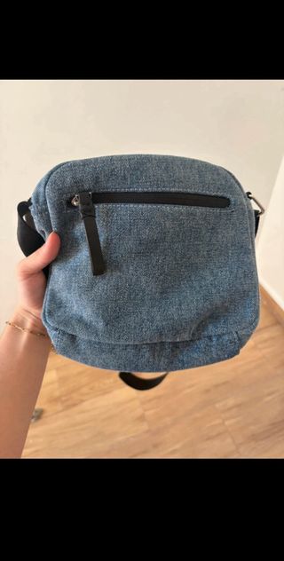 Bolso bandolera azul con parches