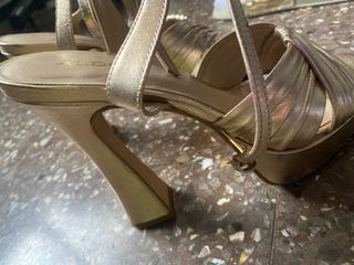 Tacones dorados PEDRO MIRALLES