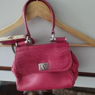 Bolso rojo de mano con monedero
