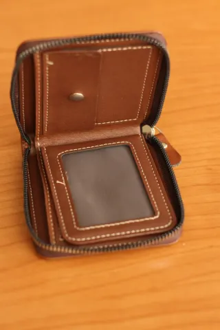 Cartera Hombre Marrón con Cremallera.