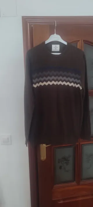 Jersey marrón con diseño zigzag
