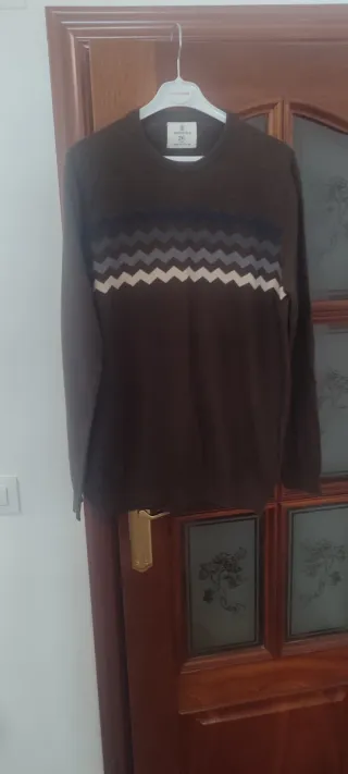 Jersey marrón con diseño zigzag