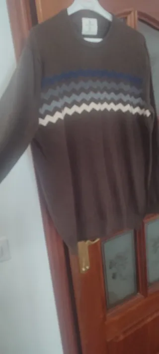 Jersey marrón con diseño zigzag
