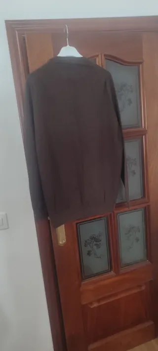 Jersey marrón con diseño zigzag