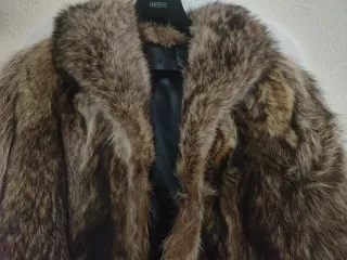 Chaquetón de piel marrón zorro. Es de peletero.