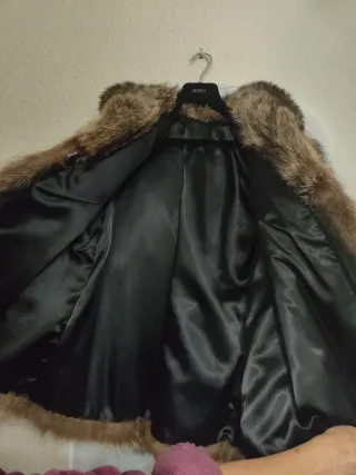 Chaquetón de piel marrón zorro. Es de peletero.
