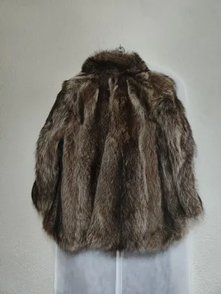Chaquetón de piel marrón zorro. Es de peletero.