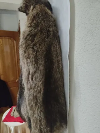 Chaquetón de piel marrón zorro. Es de peletero.