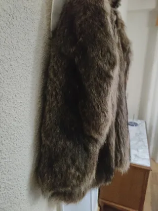 Chaquetón de piel marrón zorro. Es de peletero.