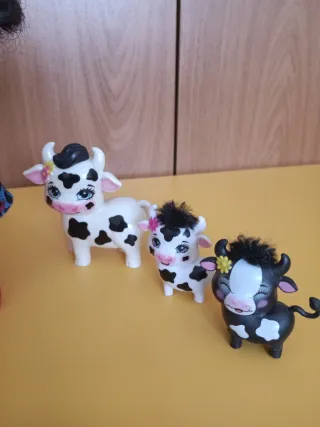 Muñeca Enchantimals con 3 Vacas
